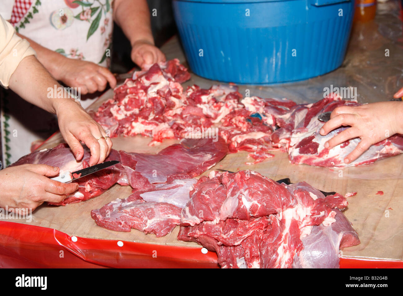 Frauen Drechseln Fleisch, in Vorbereitung auf den Heiligen Geist religiöse Feierlichkeiten. Azoren, Portugal Stockfoto