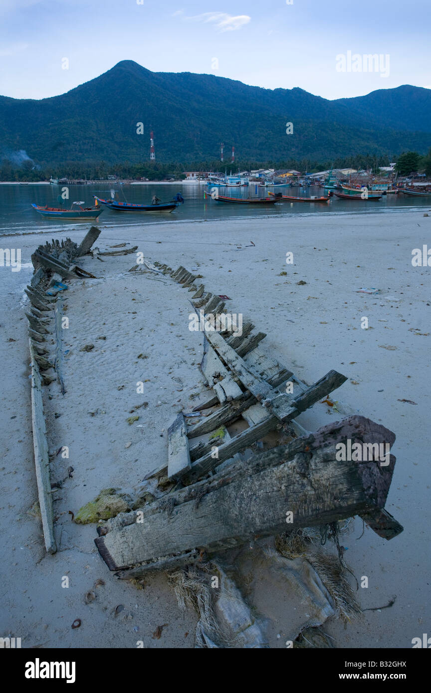 Angeln Boot Wrack am Strand von Koh Panang, thailand Stockfoto