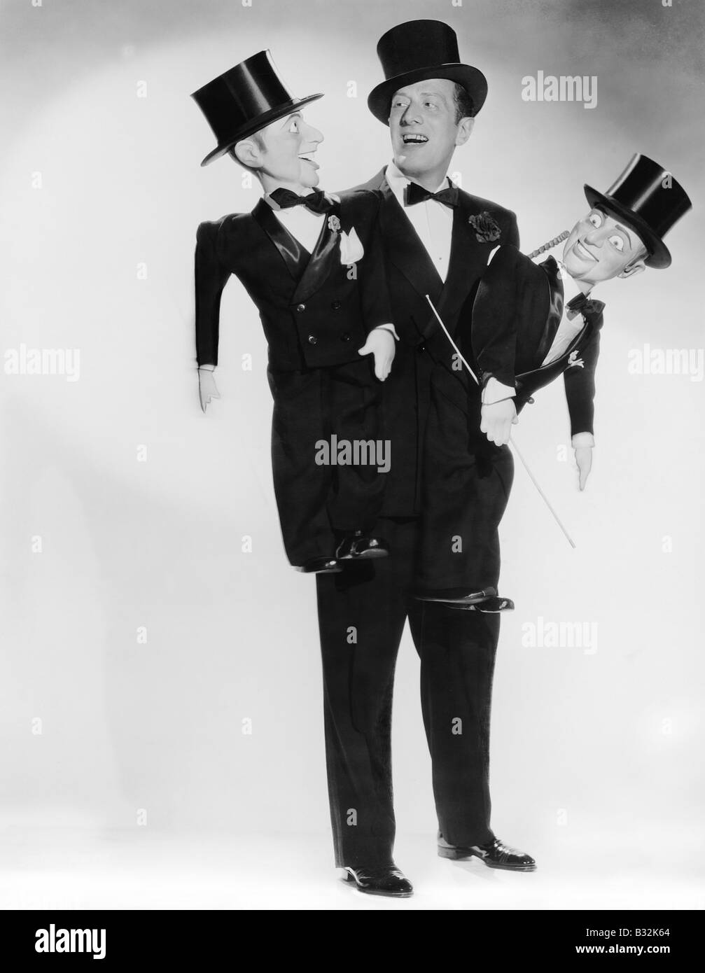 Porträt der Bauchredner mit zwei dummies Stockfoto