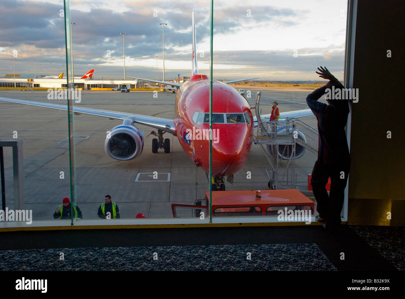 Ein Flugzeug von Virgin Blue, das sich auf den Abflug am Flughafen Melbourne in Australien vorbereitet. Stockfoto