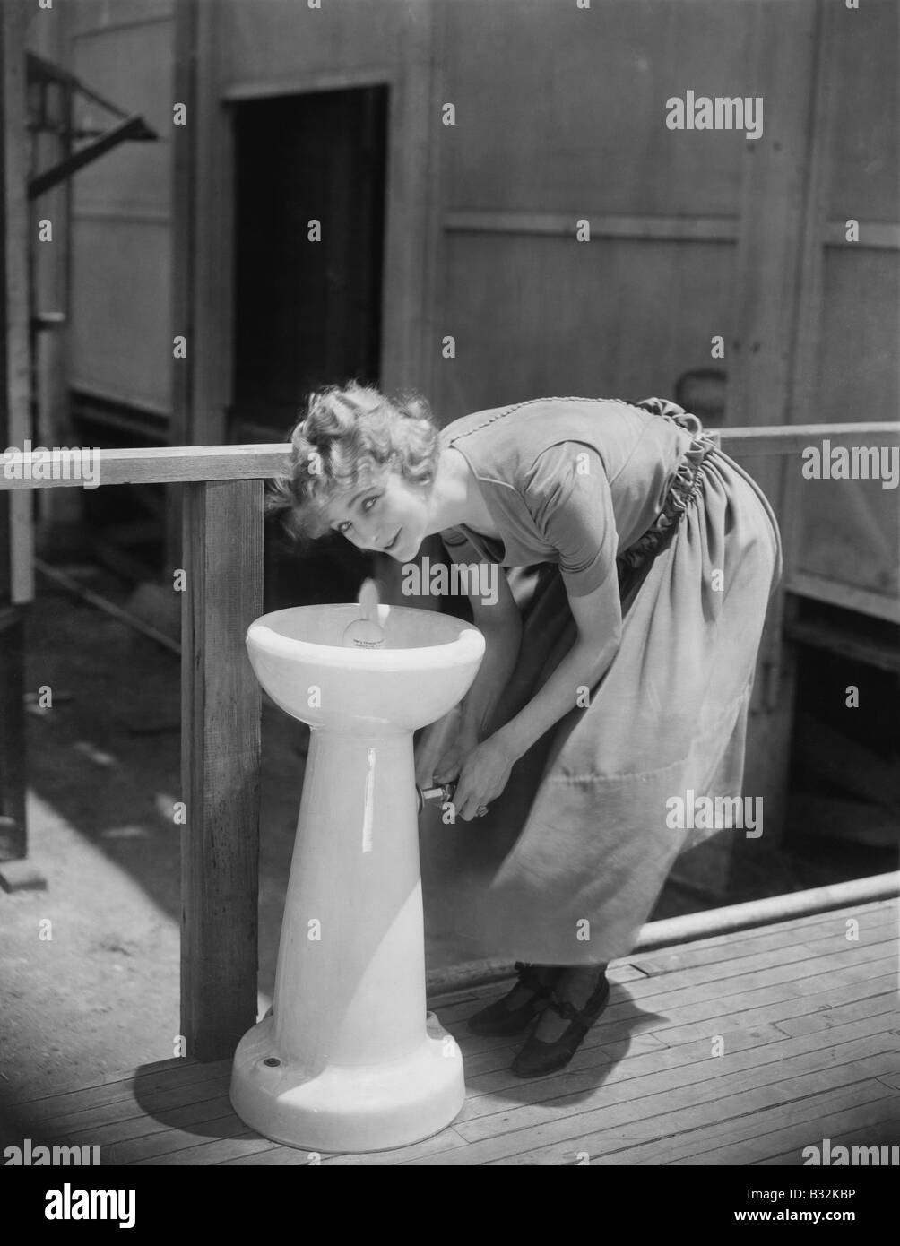 Porträt der Frau Trinken von Wasser-Brunnen Stockfoto