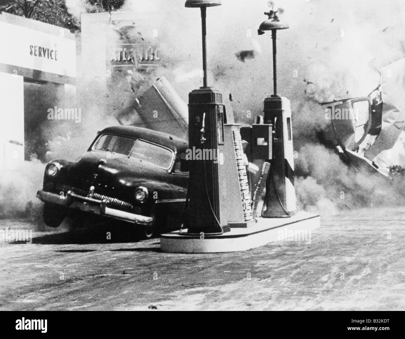 Fahrzeug an Tankstelle explodiert Stockfoto