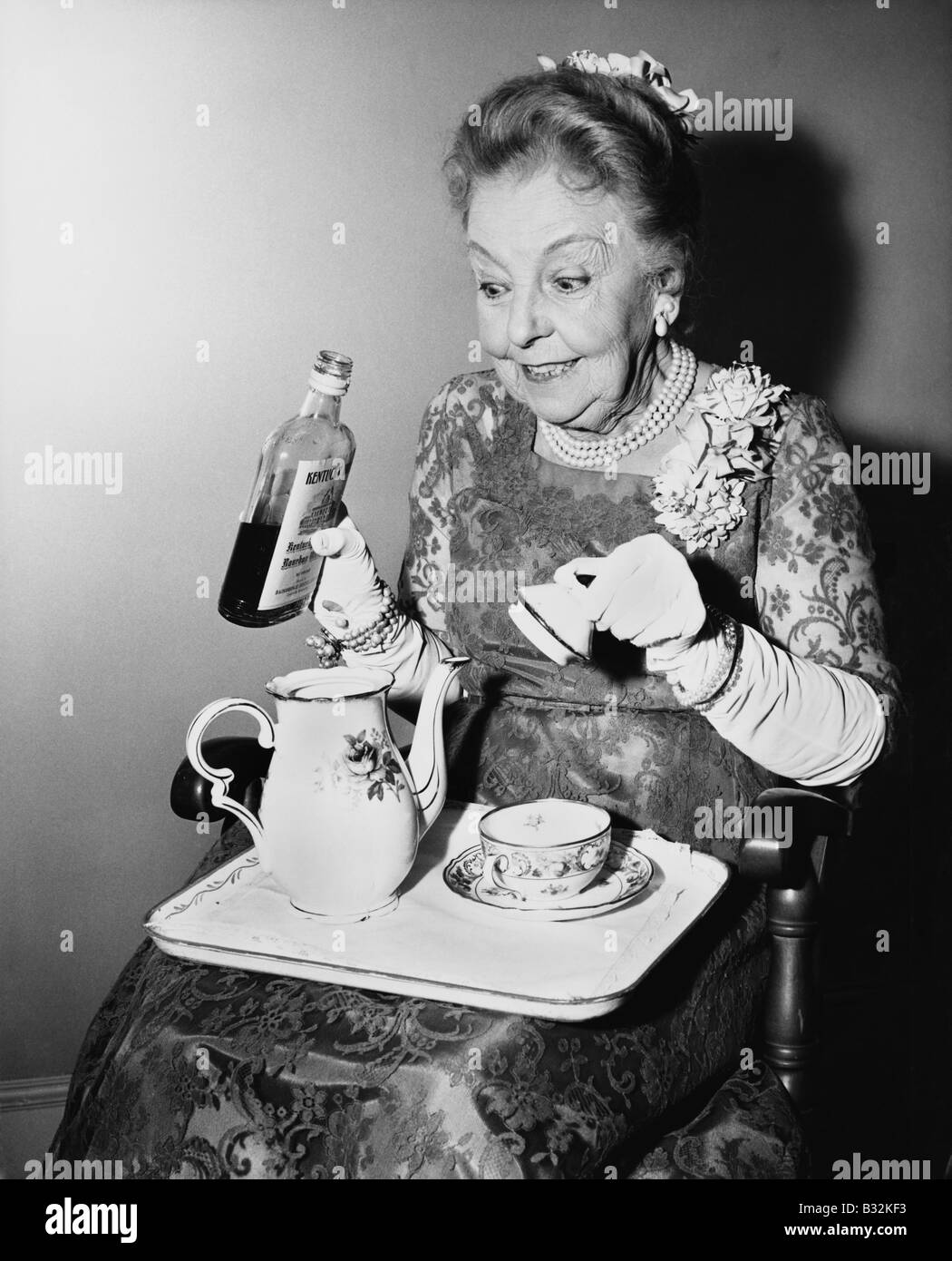 Ältere Frau, die ihren Tee Spick Stockfoto