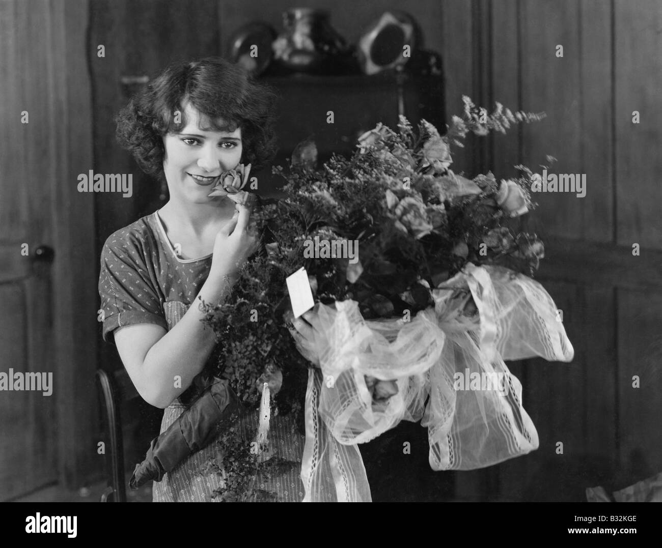 Frau mit Blumenstrauß Stockfoto