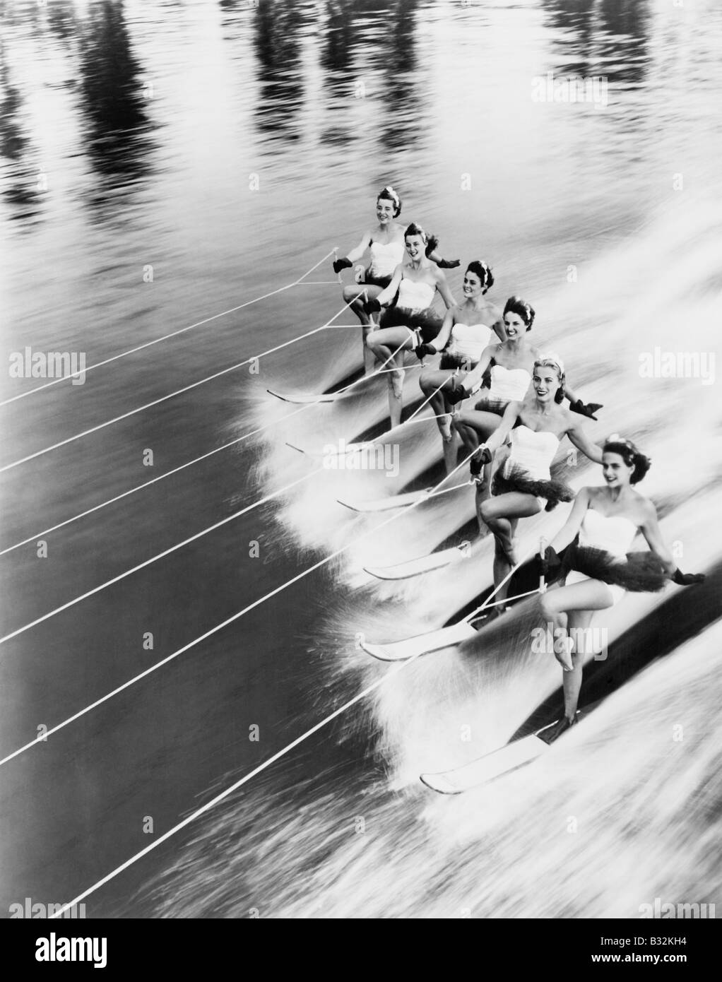 Reihe von Frauen-Wasserski Stockfoto