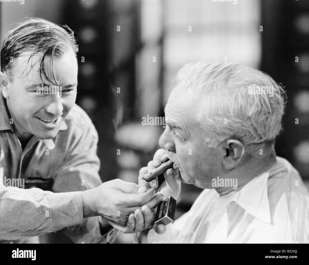 Nahaufnahme der Mann Beleuchtung Freunde Zigarre Stockfoto