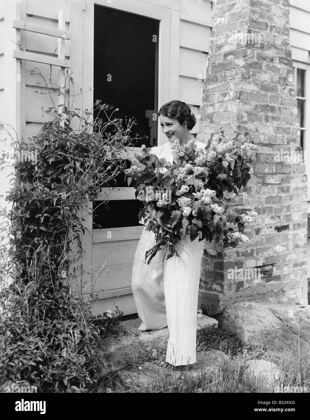 Frau mit riesigen Blumenstrauß Stockfoto