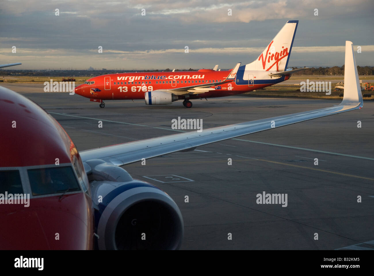 Ein Flugzeug von Virgin Blue, das sich auf den Abflug am Flughafen Melbourne in Australien vorbereitet. Stockfoto