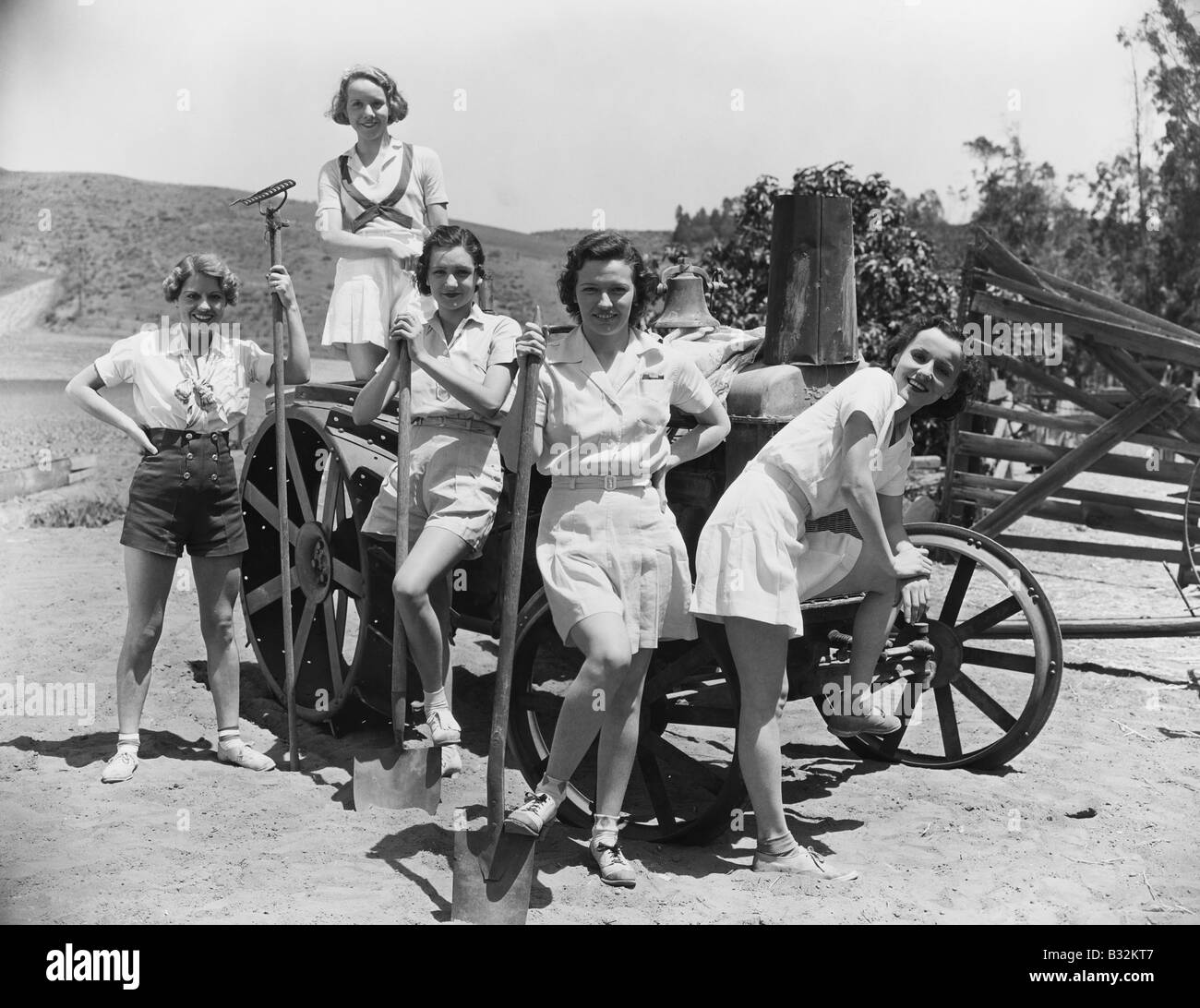 Porträt von Frauen mit landwirtschaftliche Werkzeuge Stockfoto