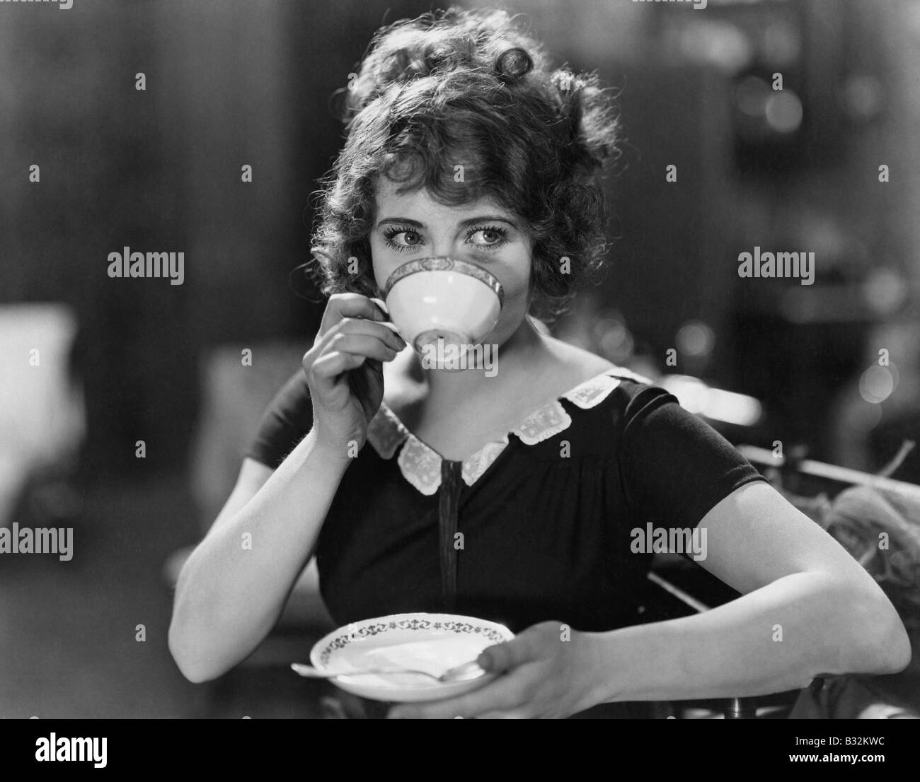 Porträt der Frau trinken aus Teetasse Stockfoto