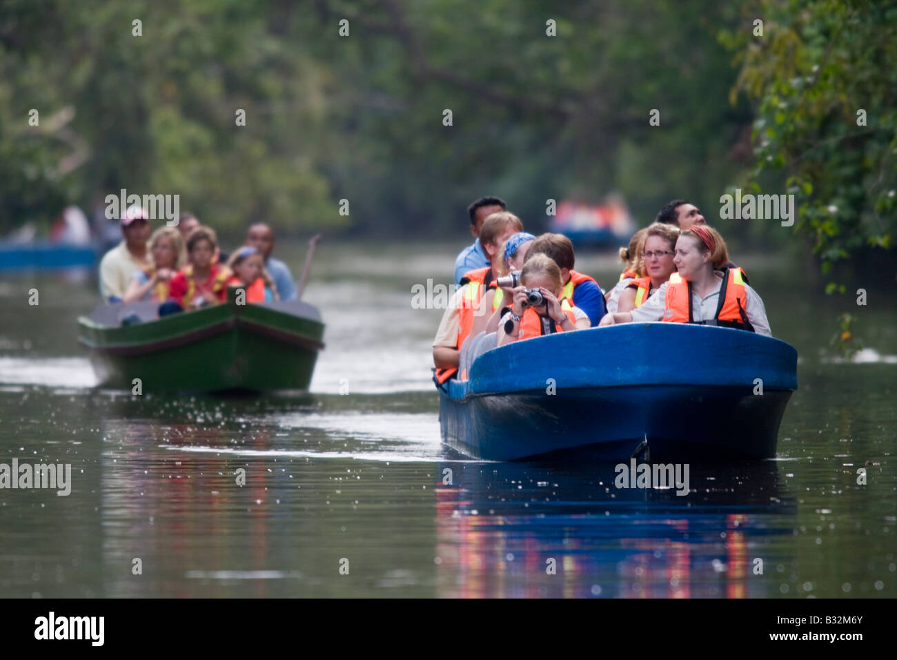 Touristen auf der Kinabatangan Fluss Sabah Borneo Stockfoto