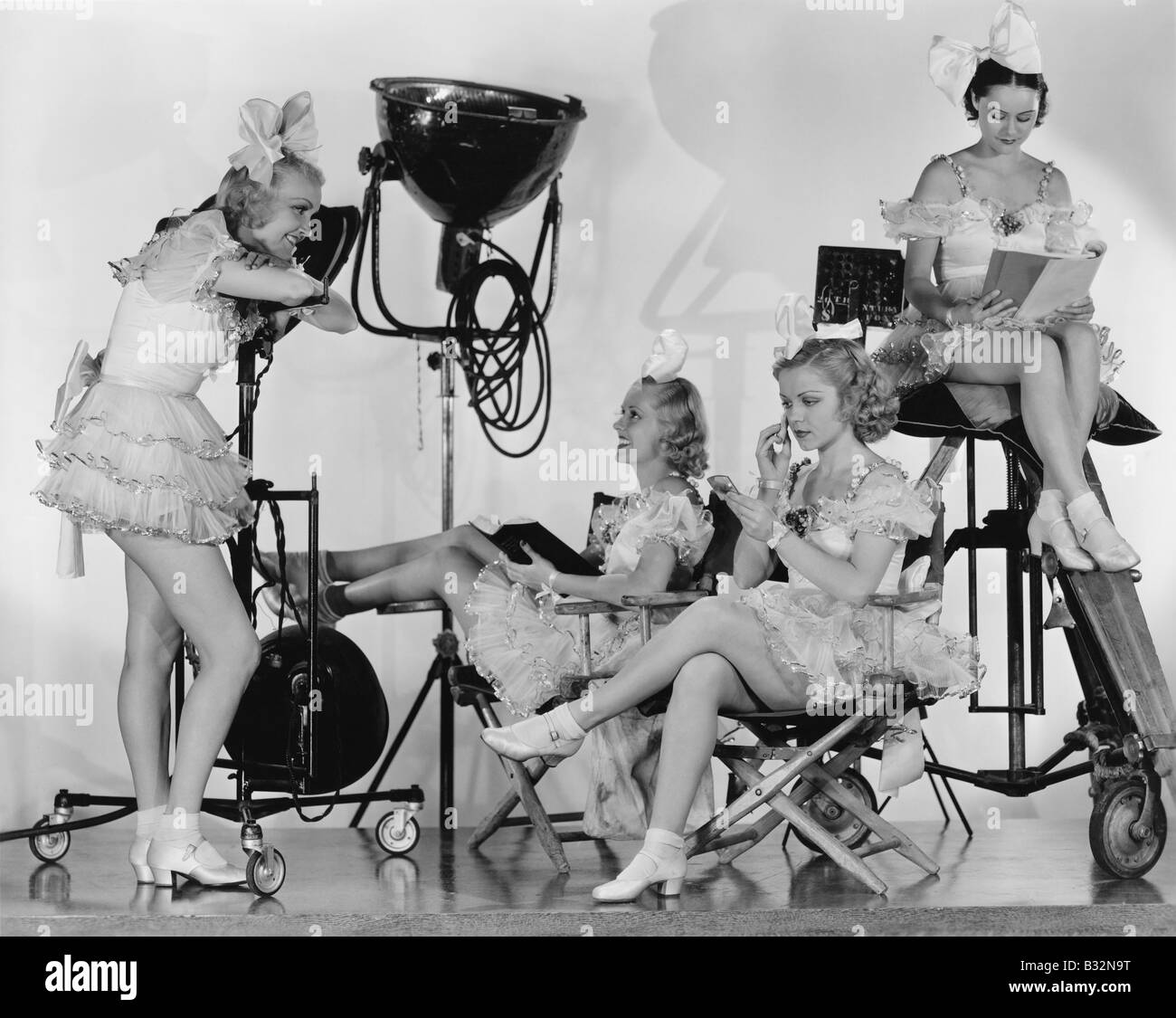 Frauen in Kostümen mit Film equipment Stockfoto