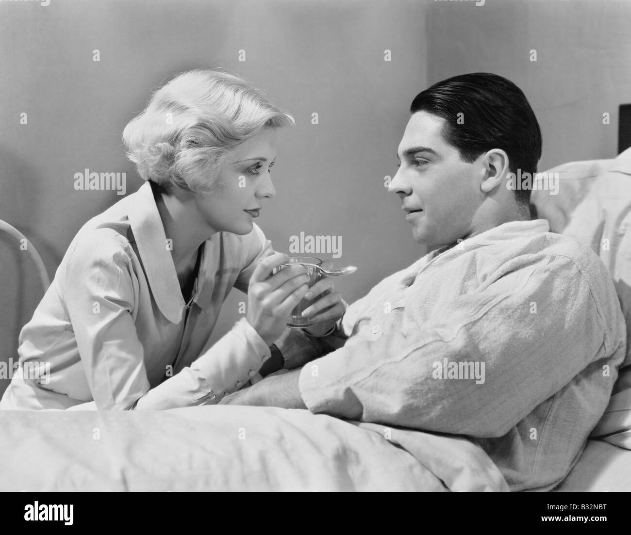 Frau Fütterung Patienten Stockfoto