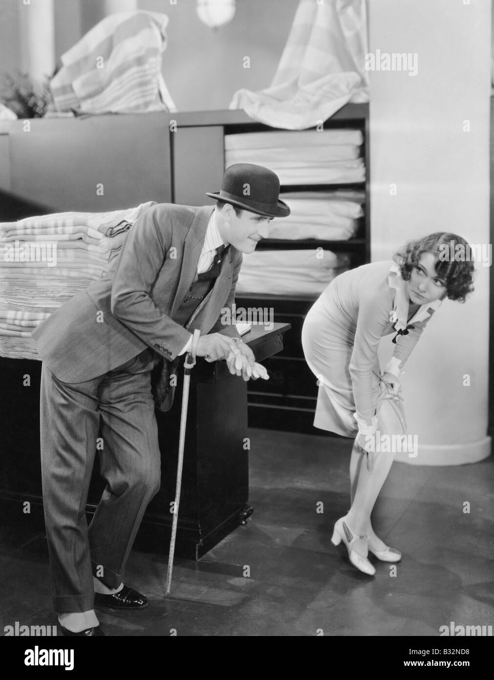Mann mit Frau zeigt bei der Ausführung in Strumpf Stockfoto