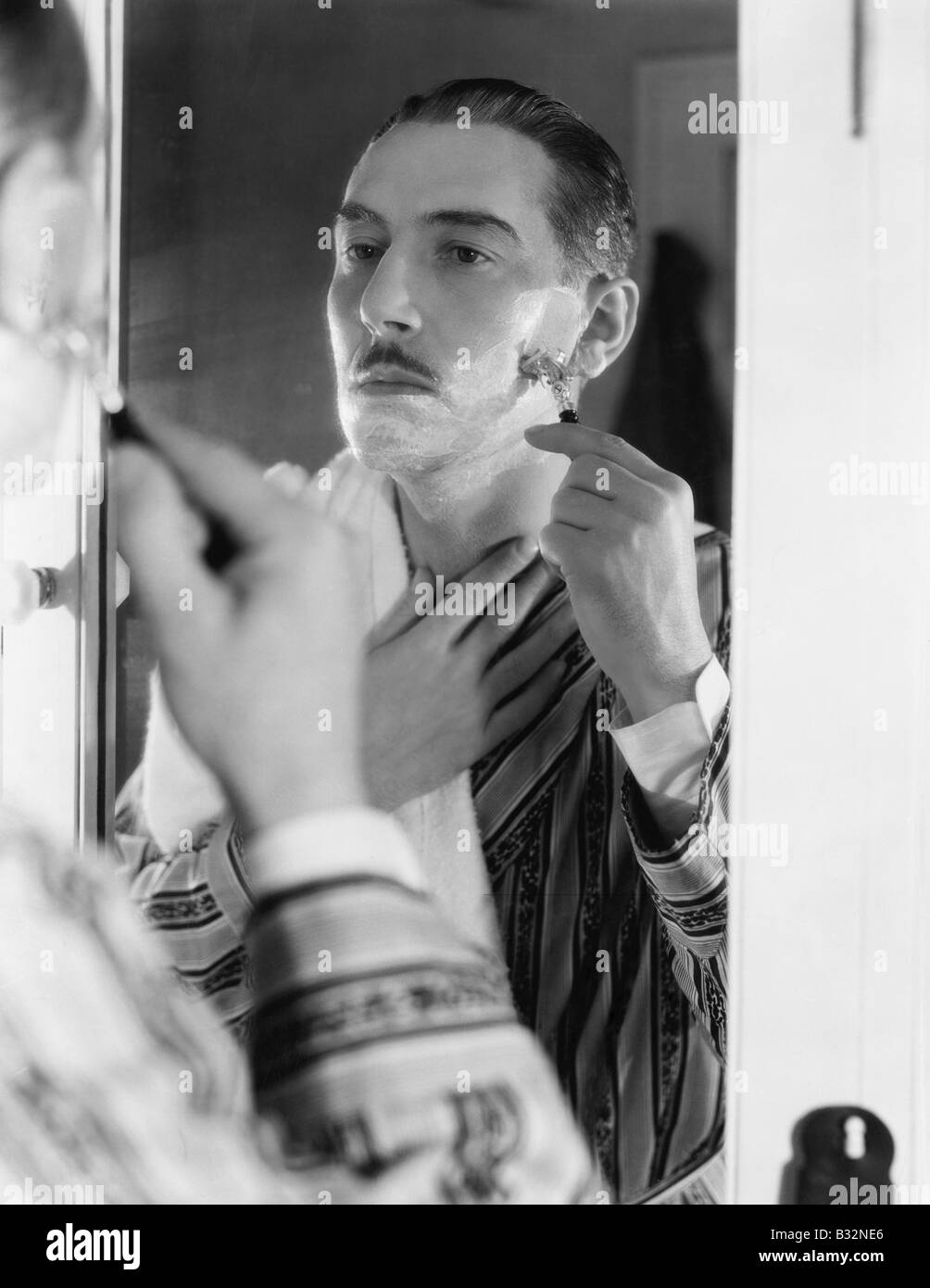 Mann rasieren vor Spiegel Stockfoto