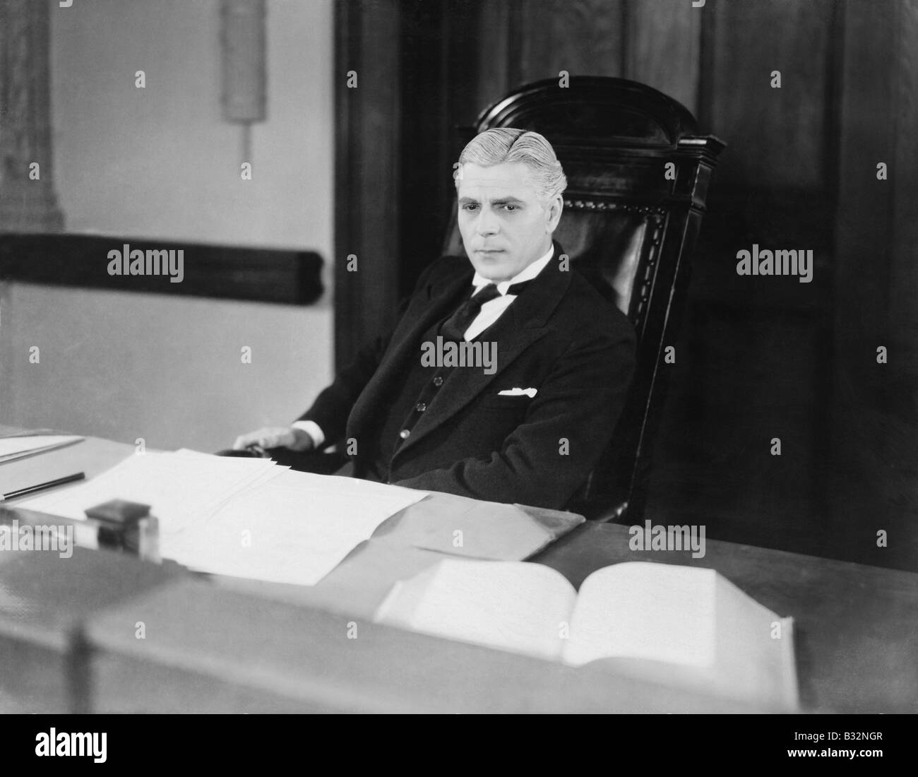 Ernster Mann am Schreibtisch Stockfoto