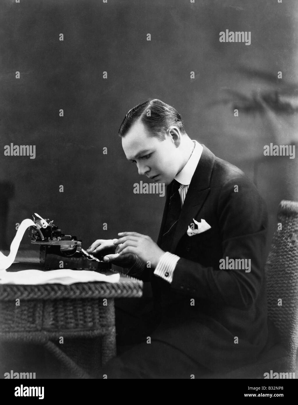 Porträt des Mannes mit Schreibmaschine Stockfoto