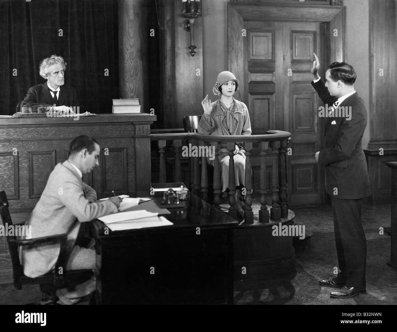 Zeuge im Gerichtssaal Vereidigung Stockfoto