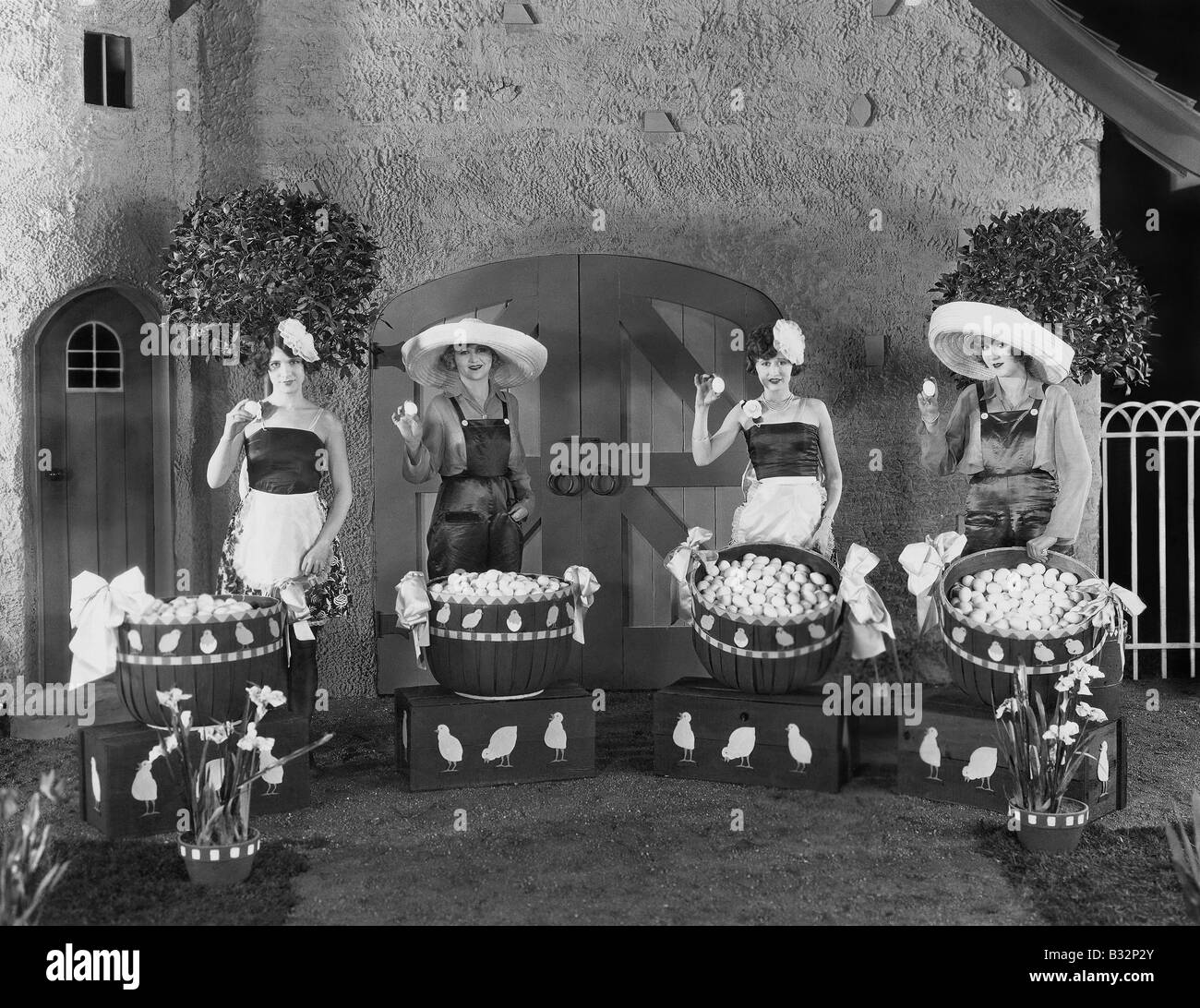 Frauen posieren mit großen Körben von Eiern Stockfoto