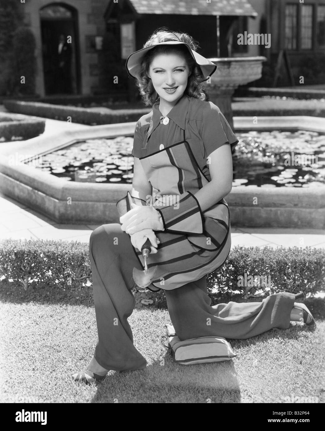 Frau in stilvolles Garten-outfit Stockfoto