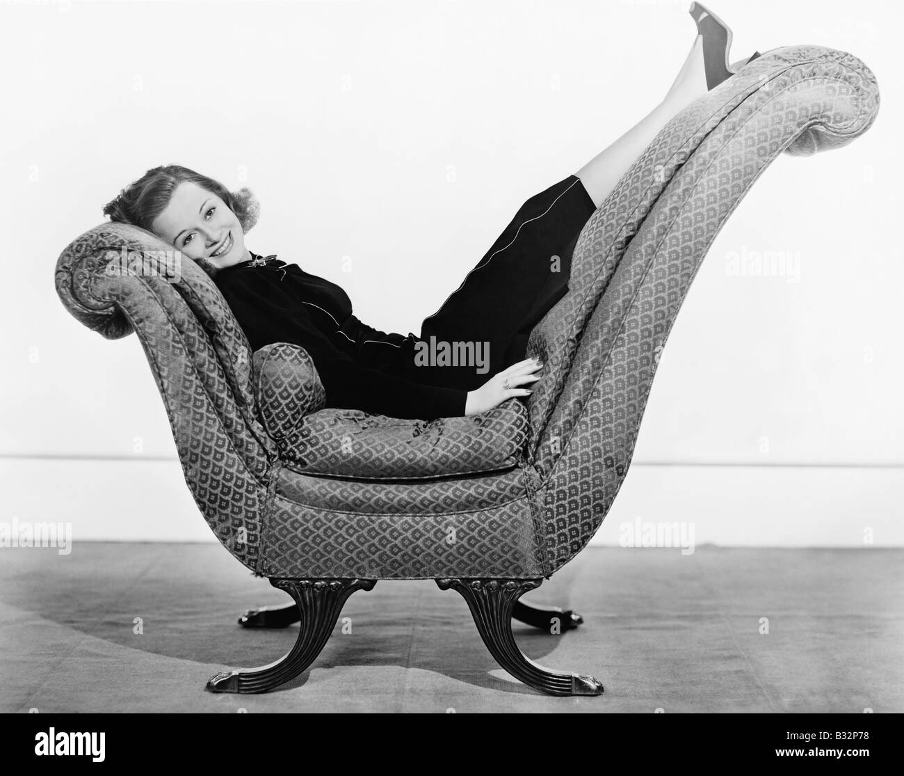 Porträt der Frau auf geschwungenen Möbel Stockfoto
