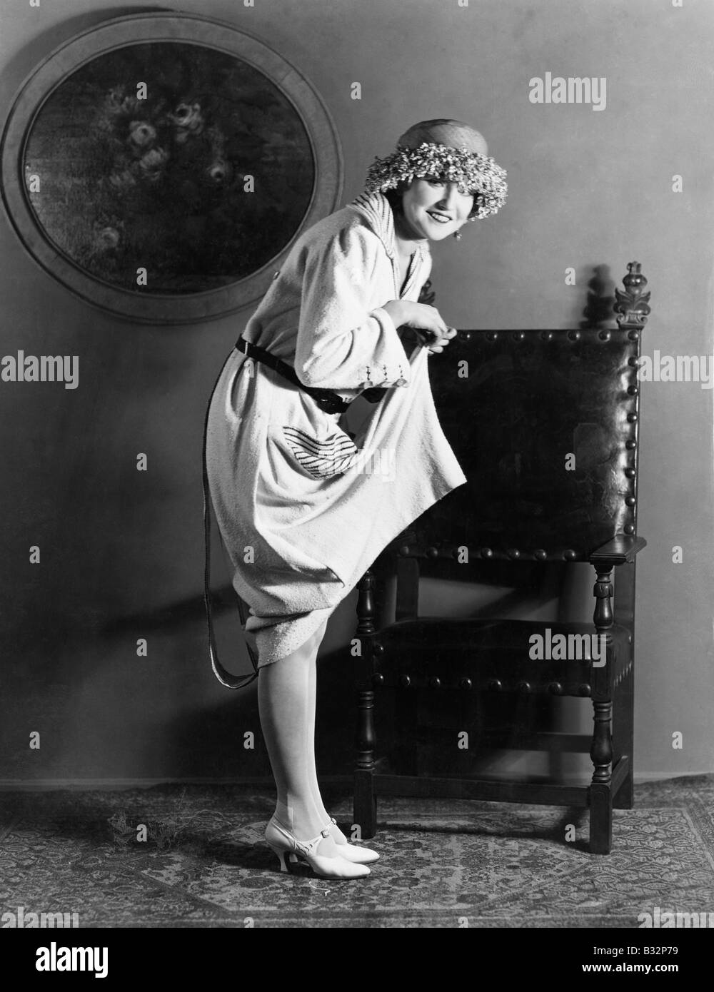 Porträt der Frau hob Kleid Stockfoto