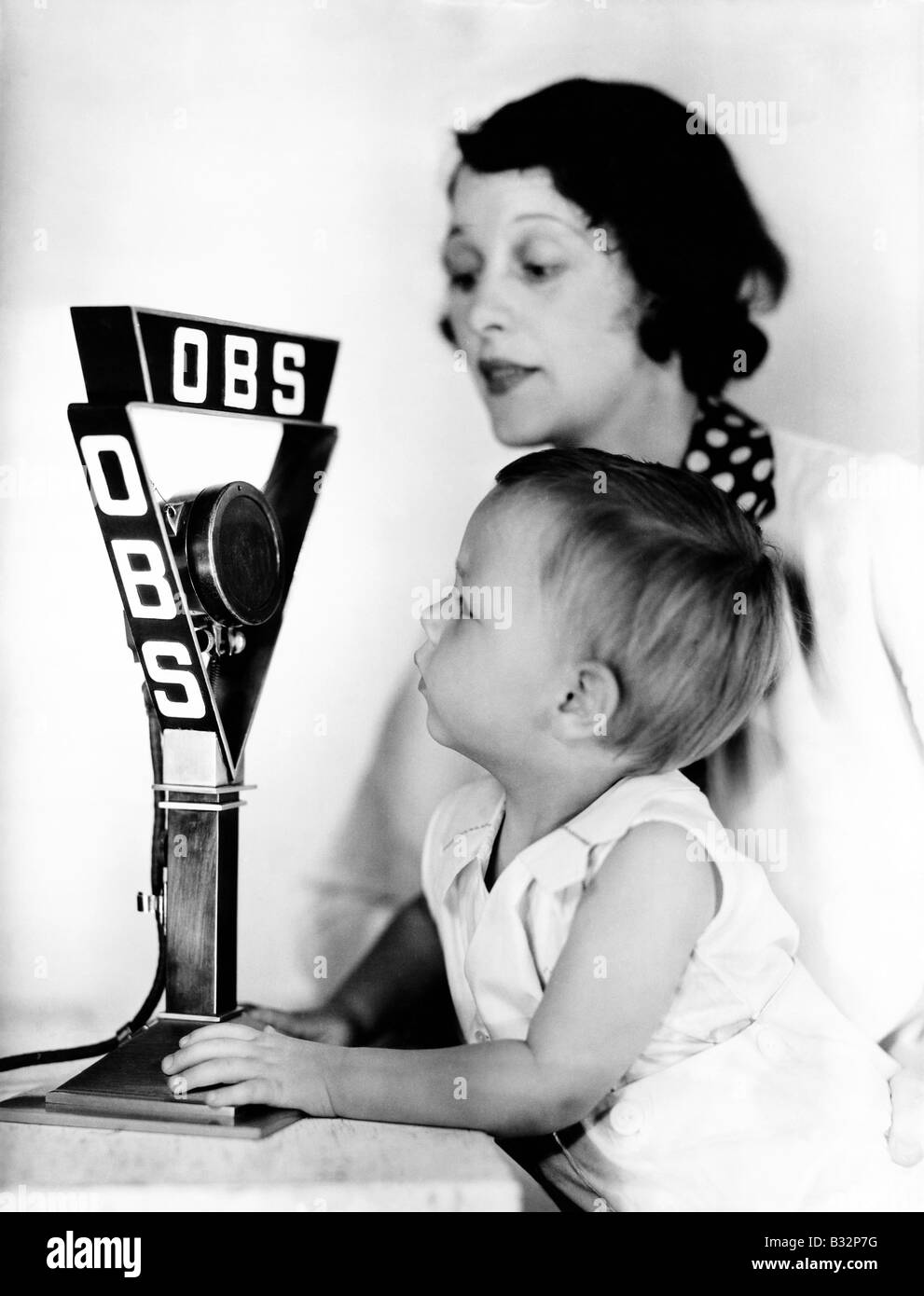 Baby und Mutter mit Funkmikrofon Stockfoto