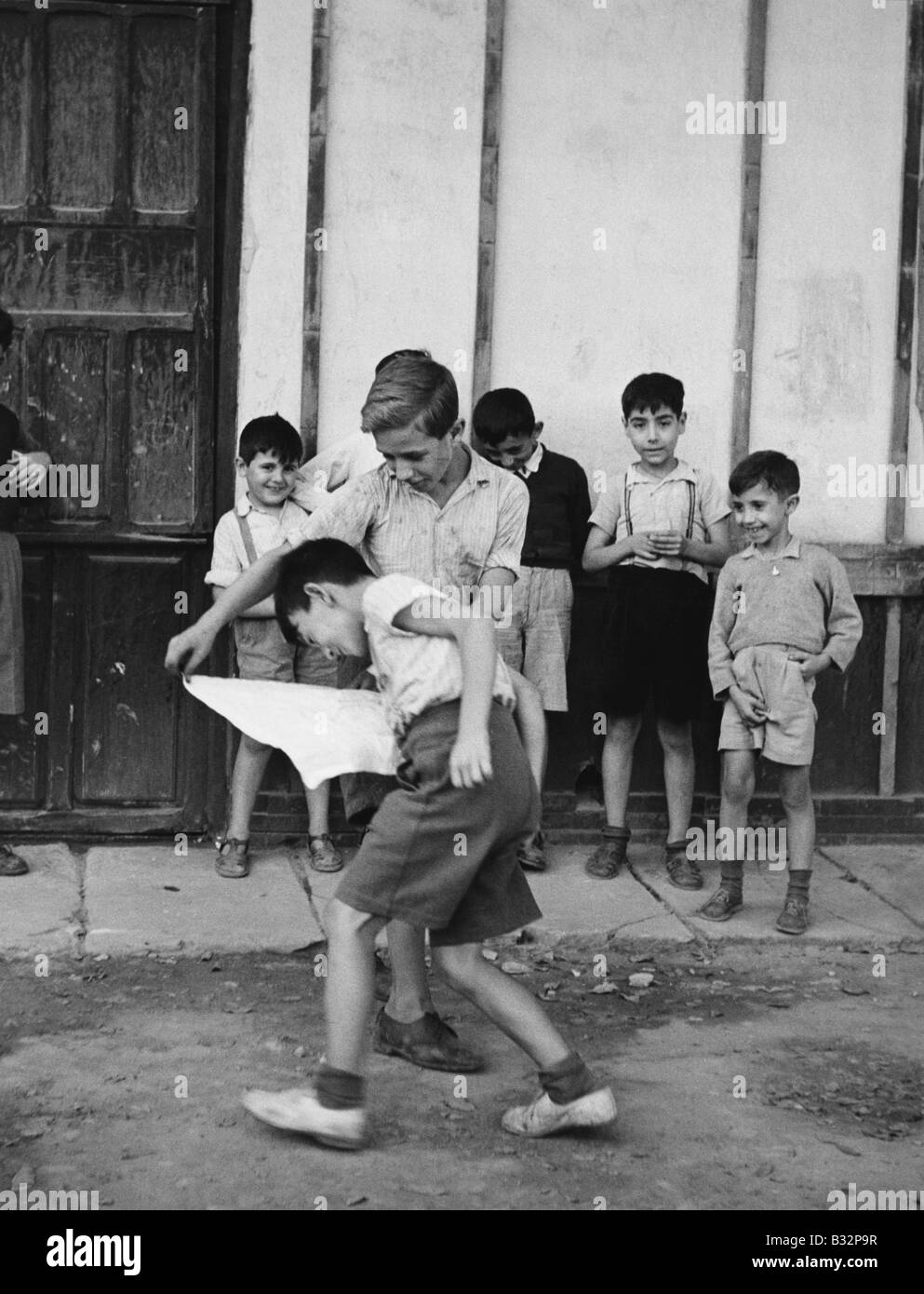 Kinder Spiel Stierkampf in der Straße Stockfoto