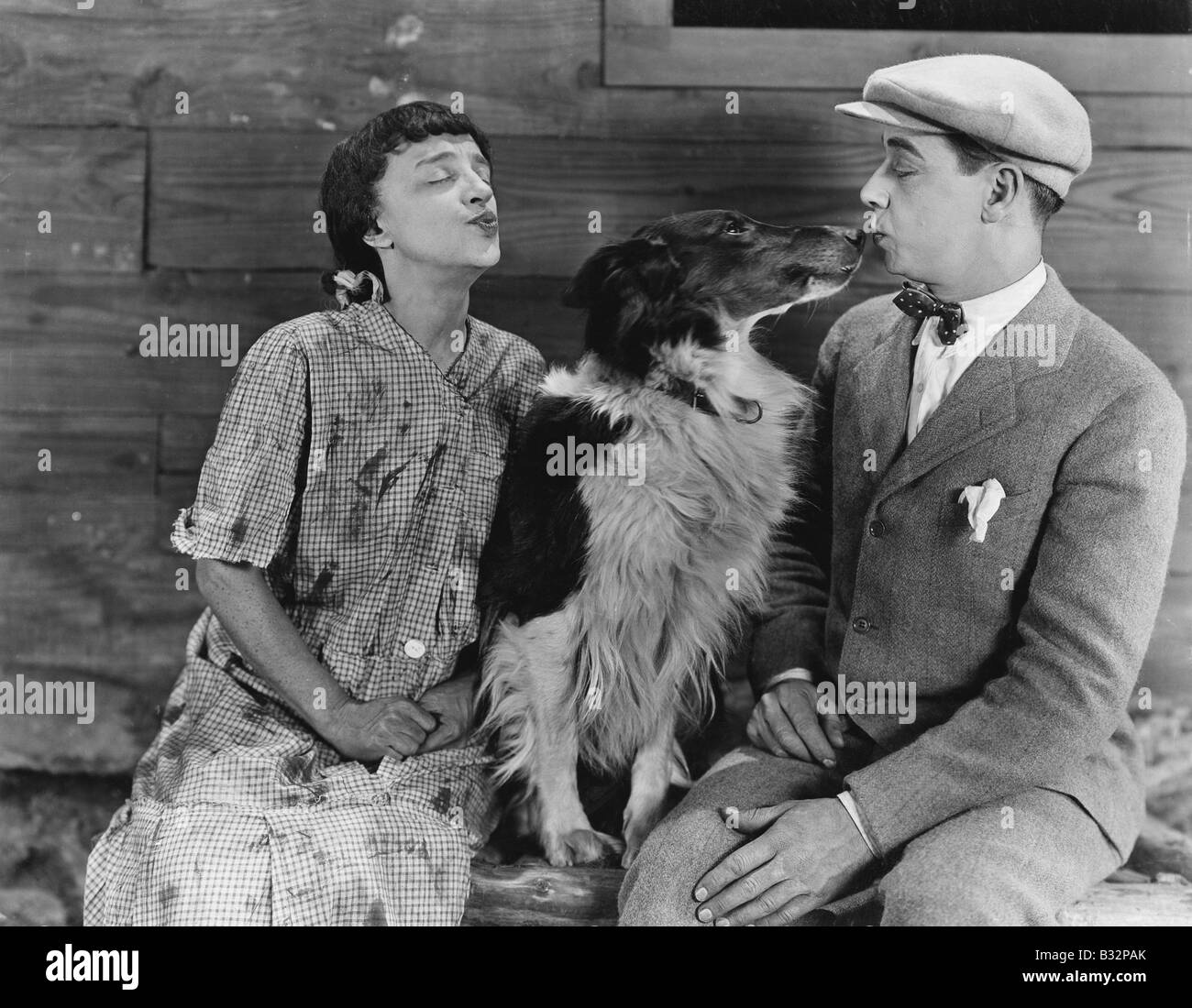 Hund in der Mitte der Paare küssen Stockfoto