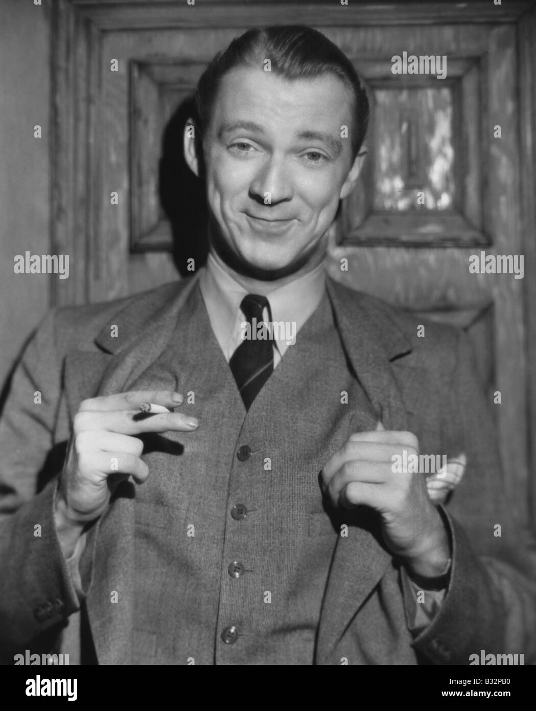 Porträt des Lächelns selbstgefälligen Mann Stockfoto