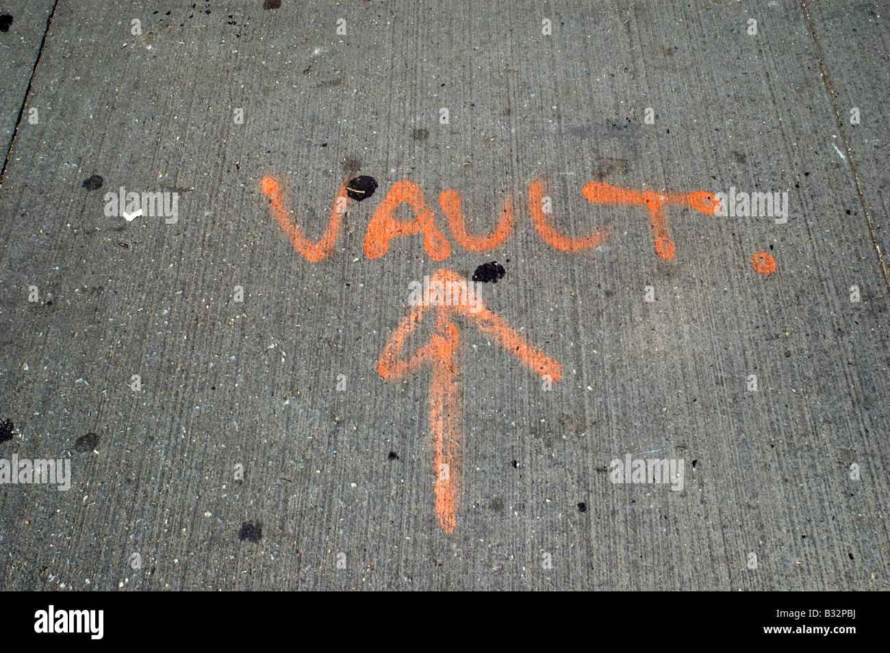 Ein Pfeil ist auf einem Bürgersteig in New York von Surveyers lackiert Stockfoto