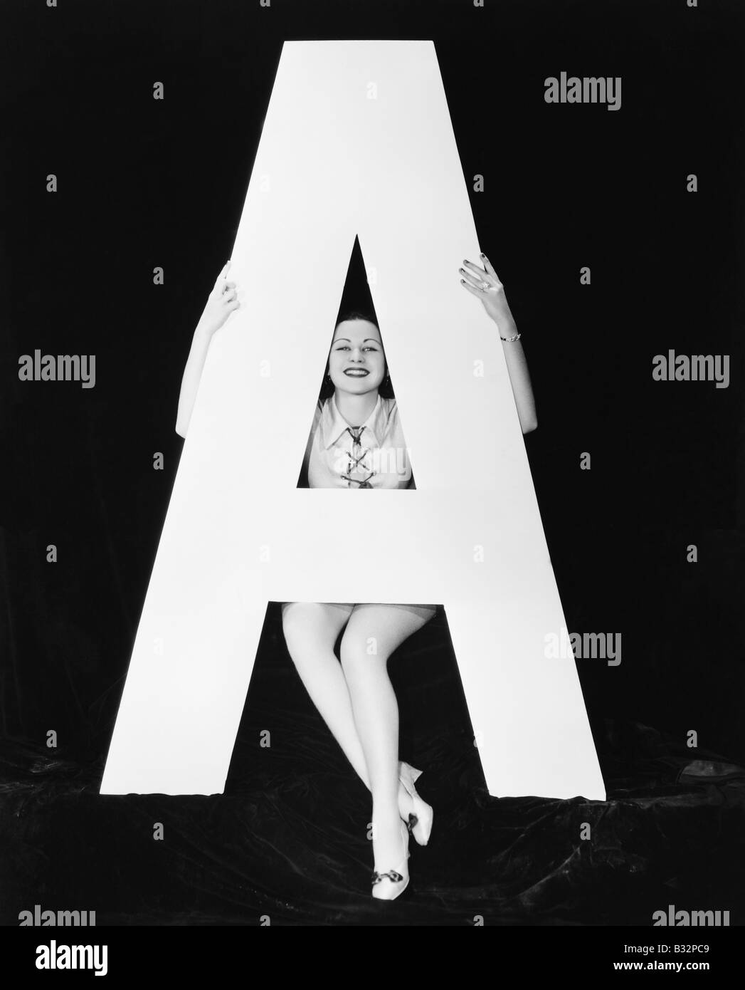 Frau mit riesigen Buchstaben A Stockfoto