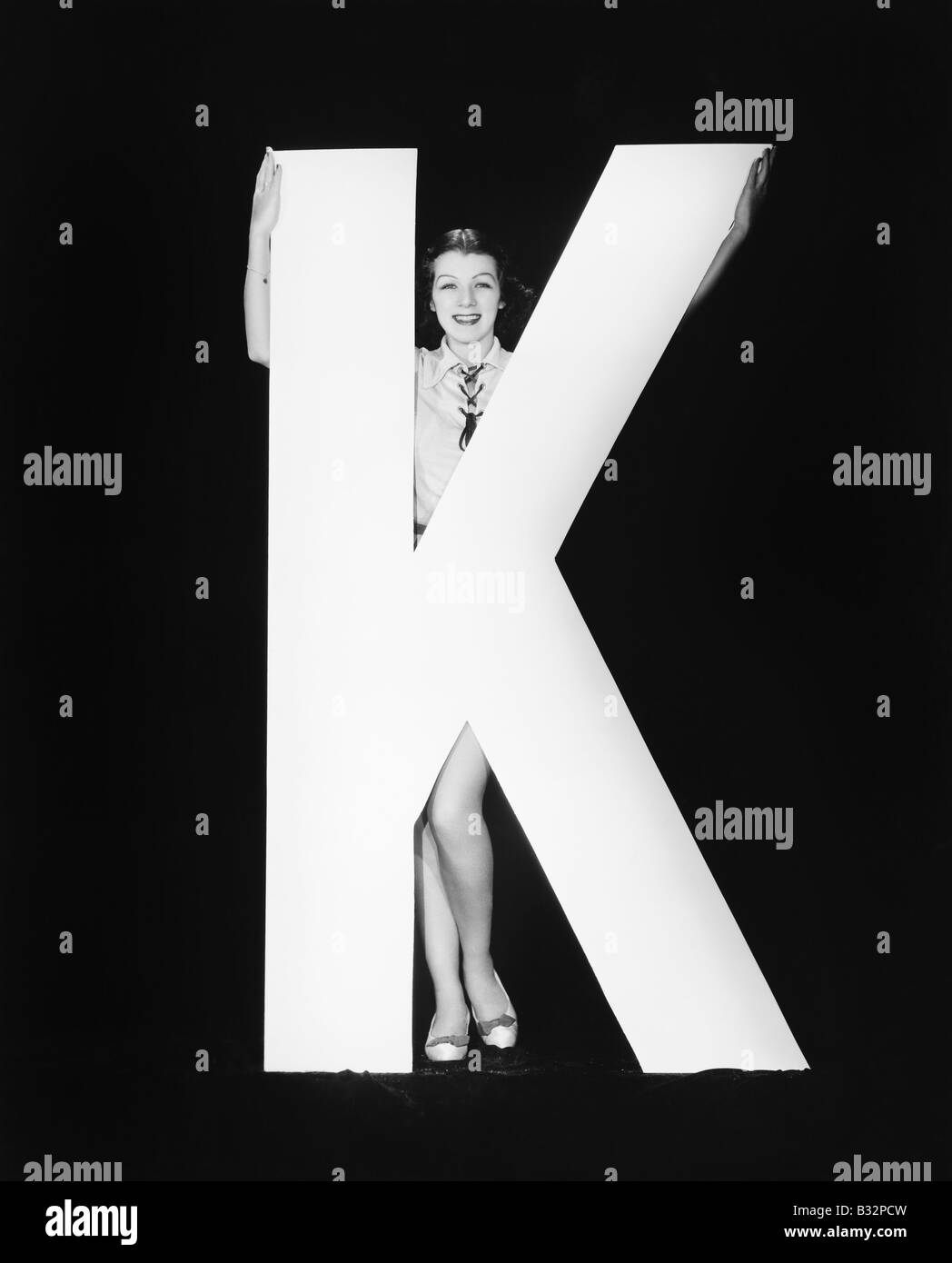 Frau mit riesigen Buchstaben K Stockfoto