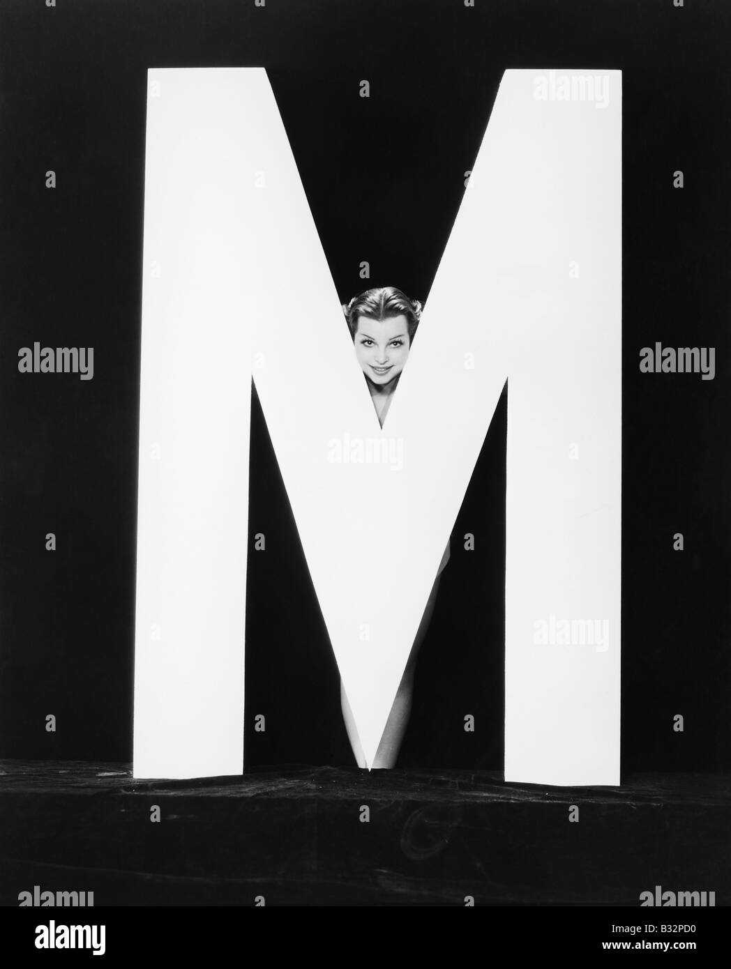 Womans Gesicht mit großen Buchstaben M Stockfoto