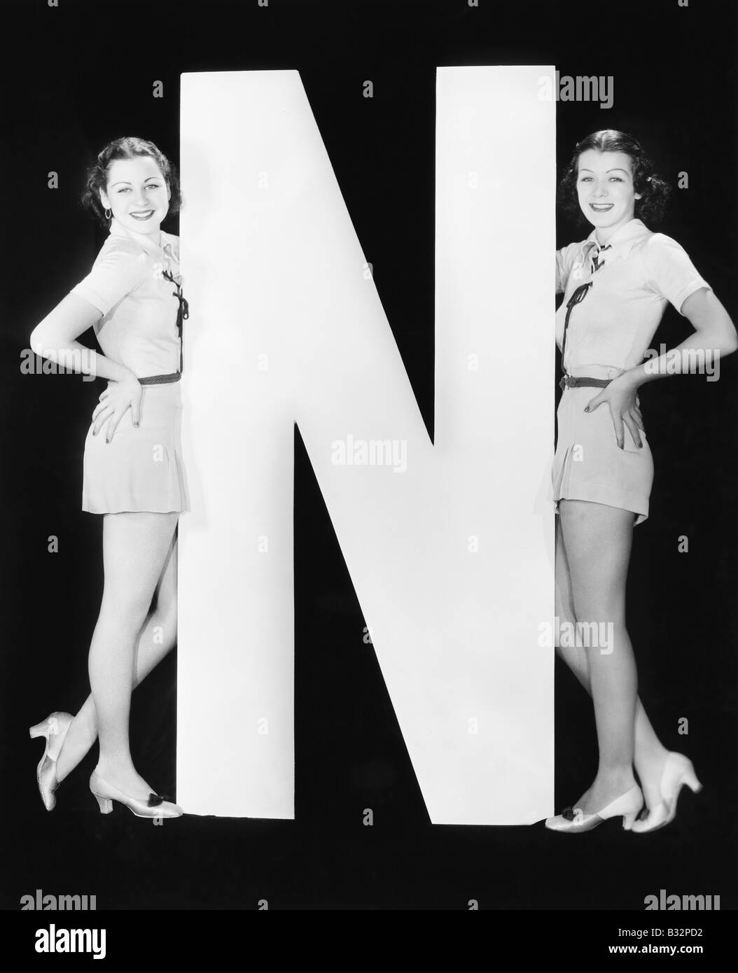Zwei Frauen mit riesigen Buchstaben N Stockfoto