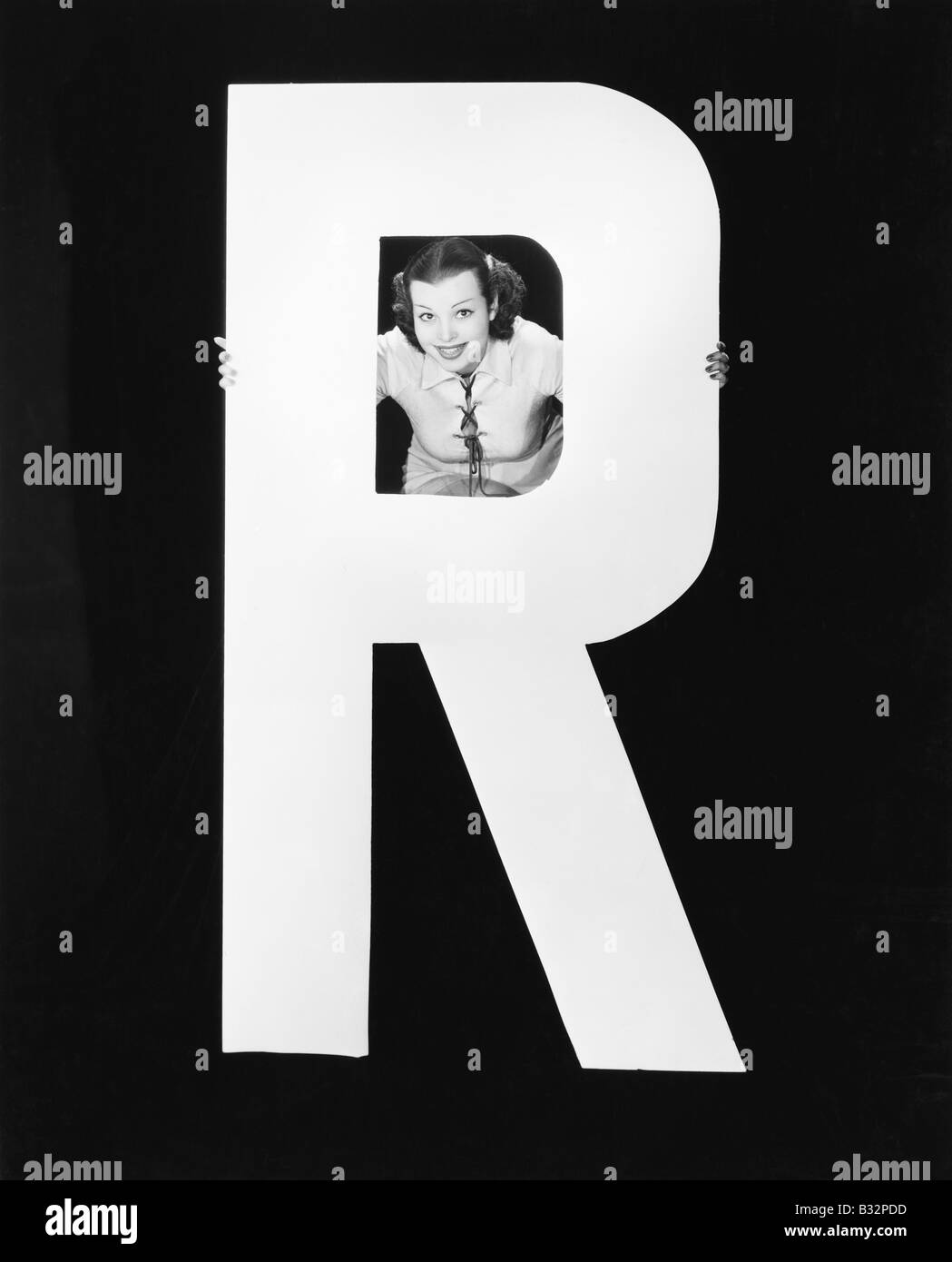 Frau mit riesigen Buchstaben R Stockfoto