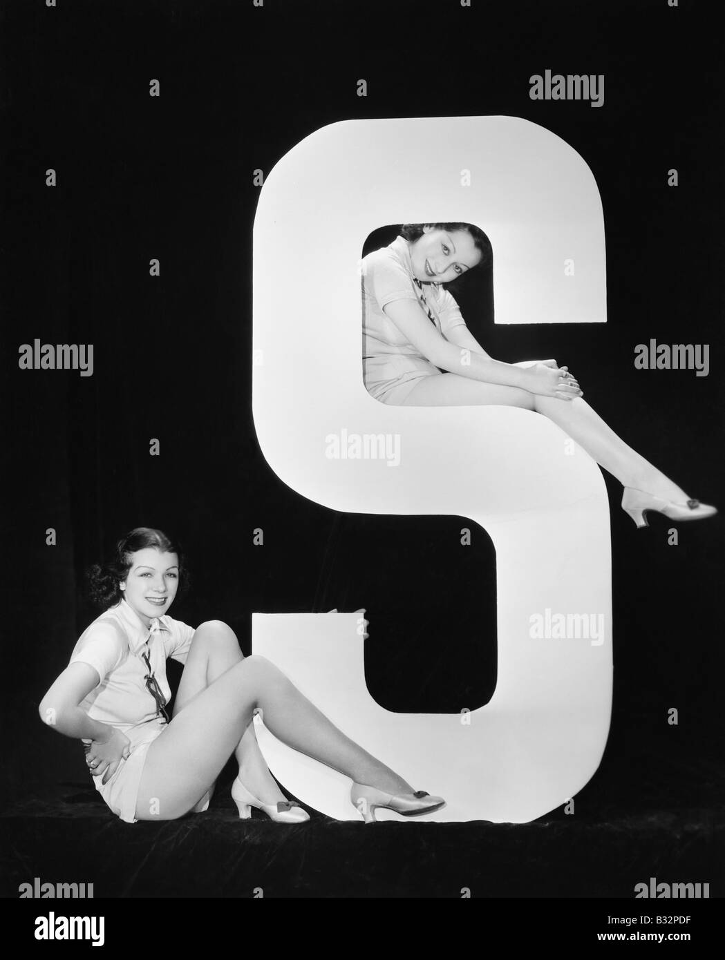 Frauen posieren mit großen Buchstaben S Stockfoto
