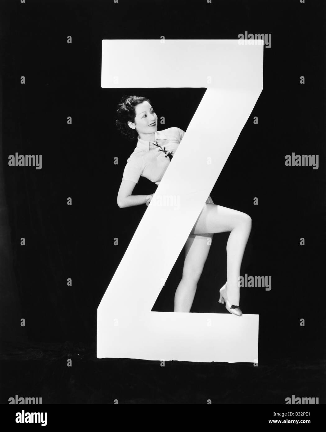 Frau mit riesigen Buchstaben Z Stockfoto