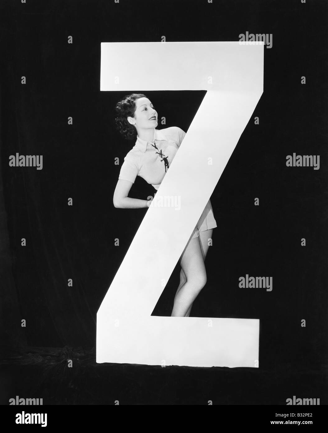 Frau mit riesigen Buchstaben Z Stockfoto