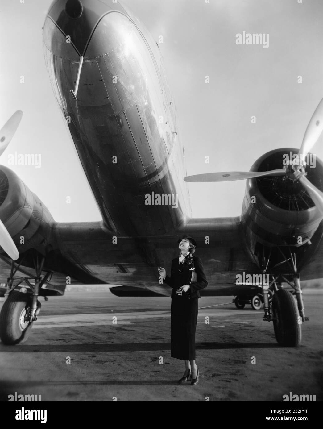 Frau mit riesigen Flugzeug Stockfoto