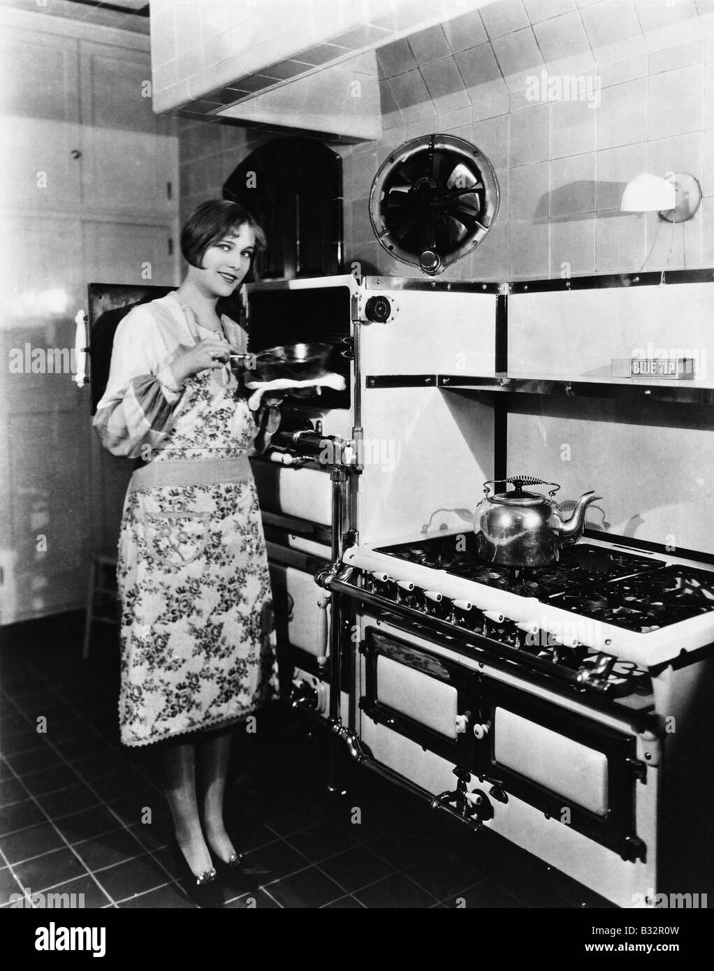 Frau mit großen Ofen Stockfoto