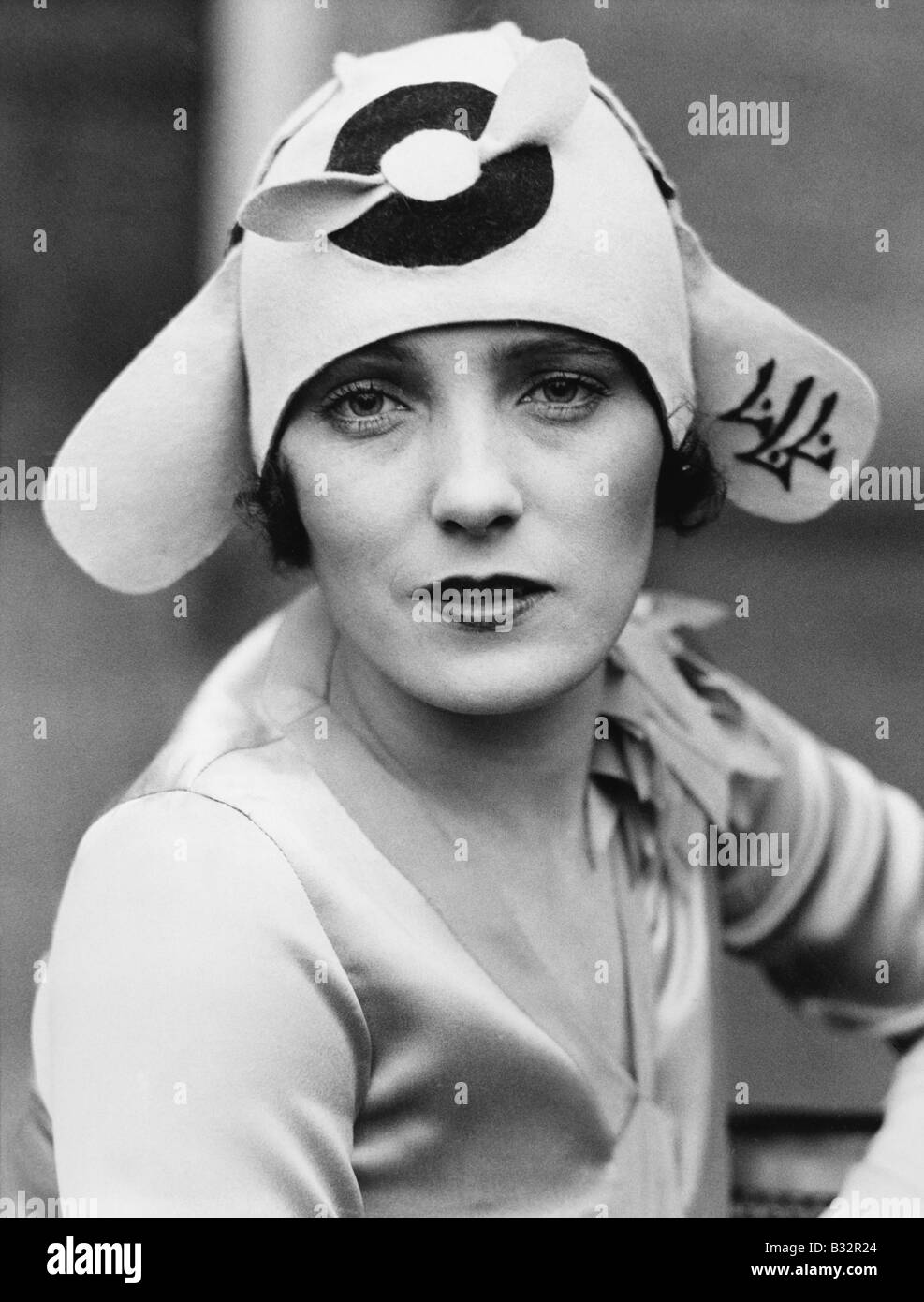 Junge Frau trägt einen modischen Hut Stockfoto