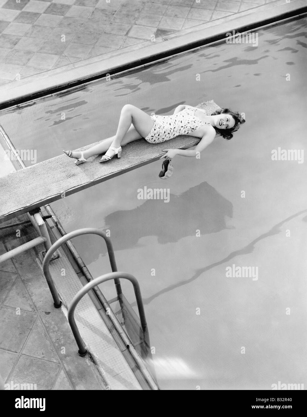 Alles ist über Bord für junge Frau am pool Stockfoto
