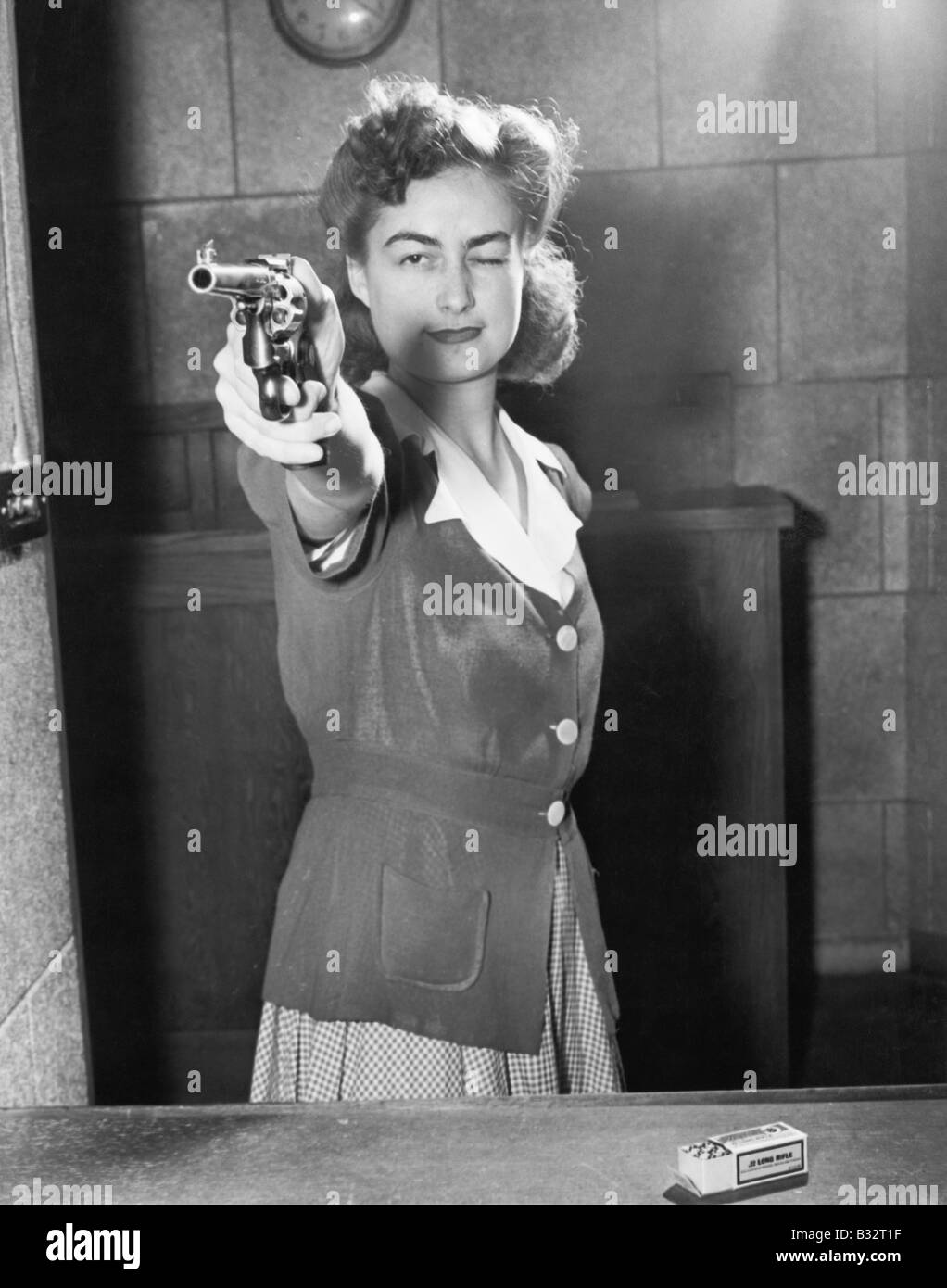 Junge Frau mit dem Ziel, mit einer Pistole Stockfoto