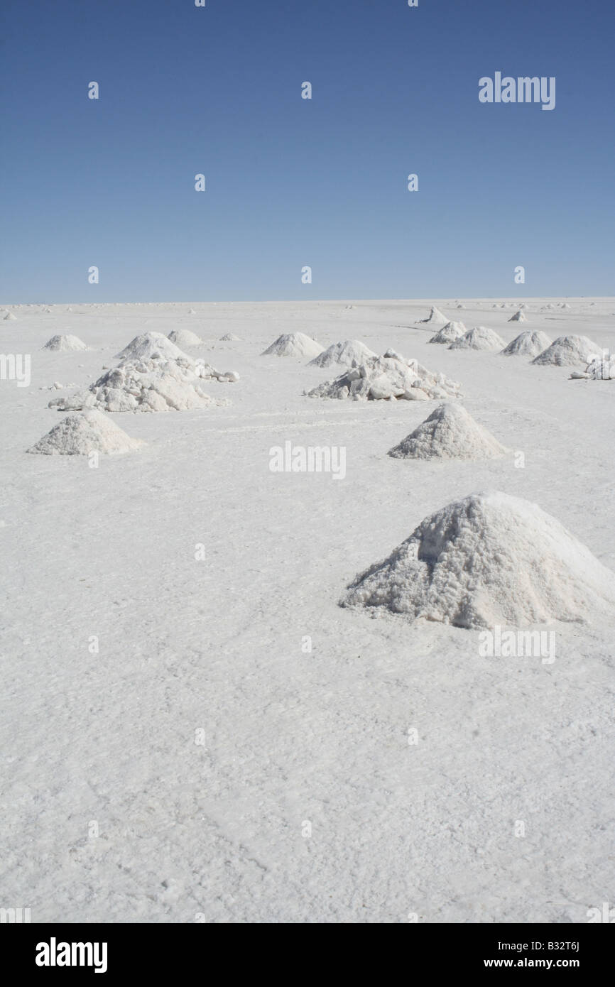 Salzberge zu auf den Salz Ebenen von Bolivien hergestellt werden Stockfoto