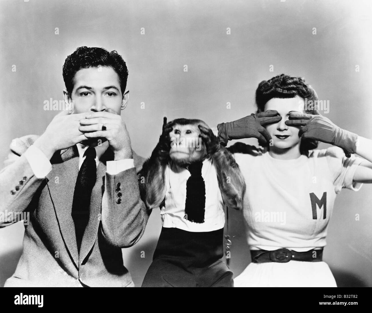 Mann, Frau und sehen ein Affe Darstellung kein Übel, sprechen No Evil, Hear No Evil Stockfoto