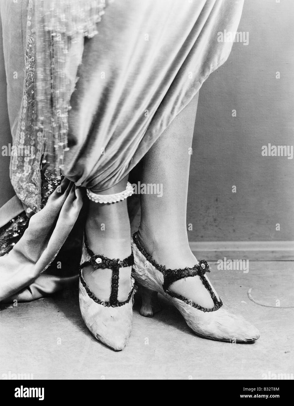 Niedrige Schnittansicht einer Frau das Tragen von Schuhen Stockfoto