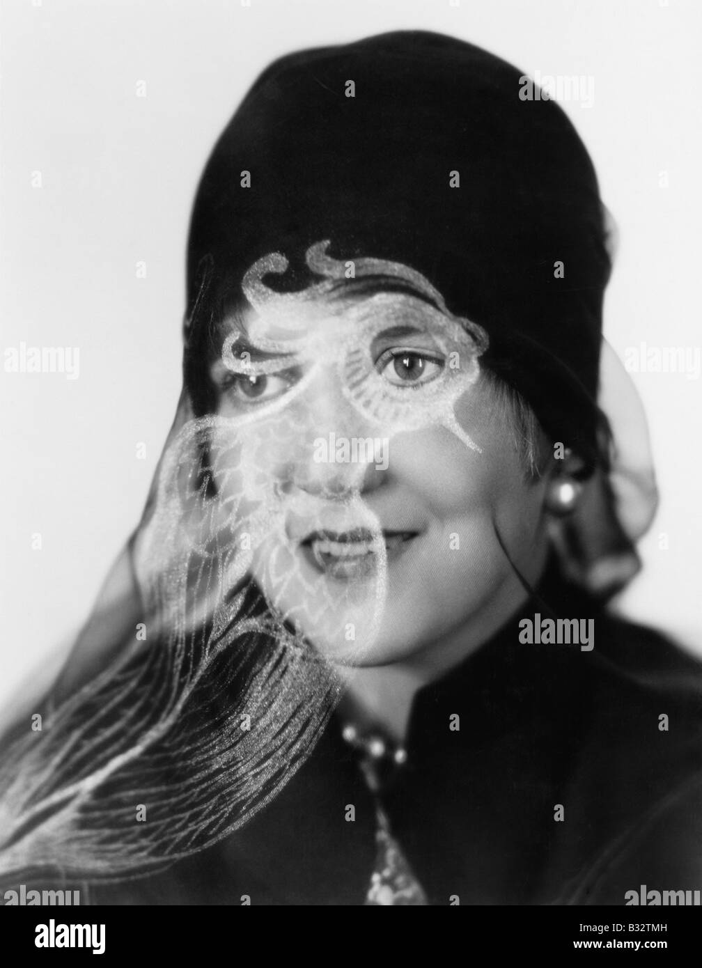 Porträt einer Frau mit einem Hut lächelnd mit einem Schleier Stockfoto