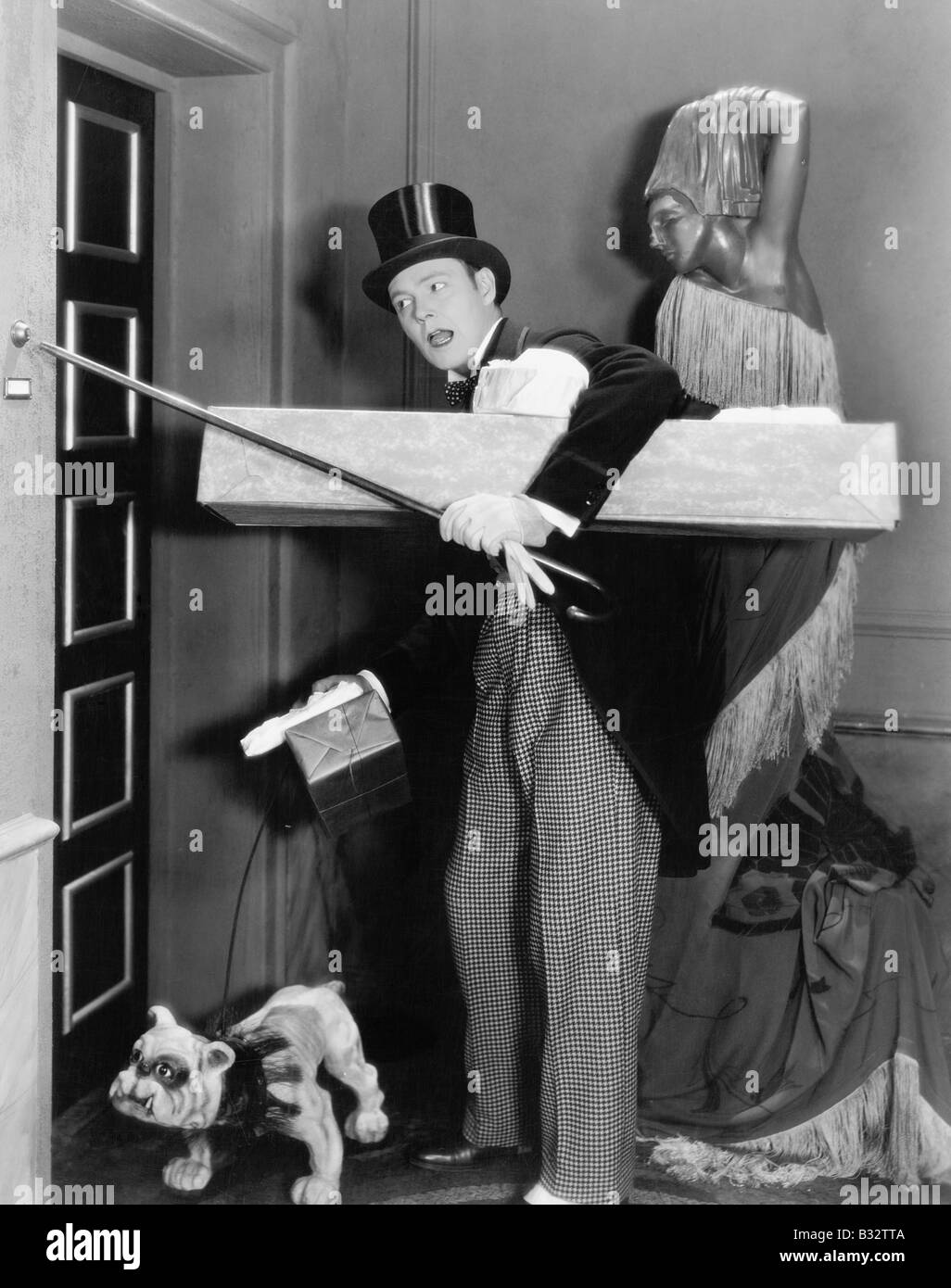 Mann in der formalen Kleidung und ein Hund versucht, die Klingel mit seinem Gehstock Stockfoto