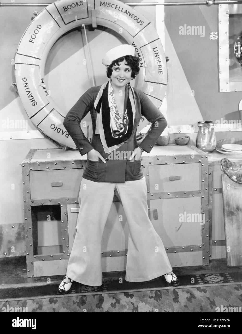 Frau in einem Matrosen-Outfit vor einen Rettungsring Stockfoto